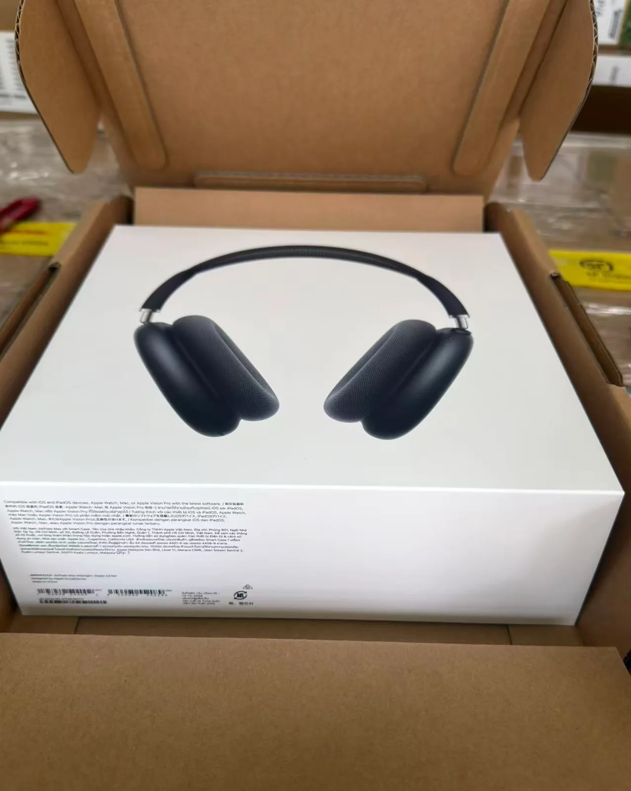 Airpods max USB-C new - LiuDao stock photo 1