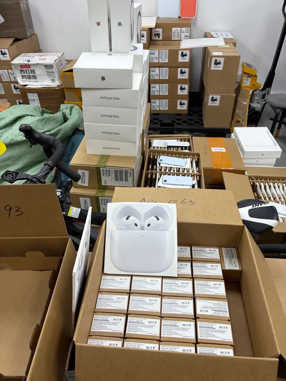 Airpods4 anc - LiuDao AirPods stock photo 1