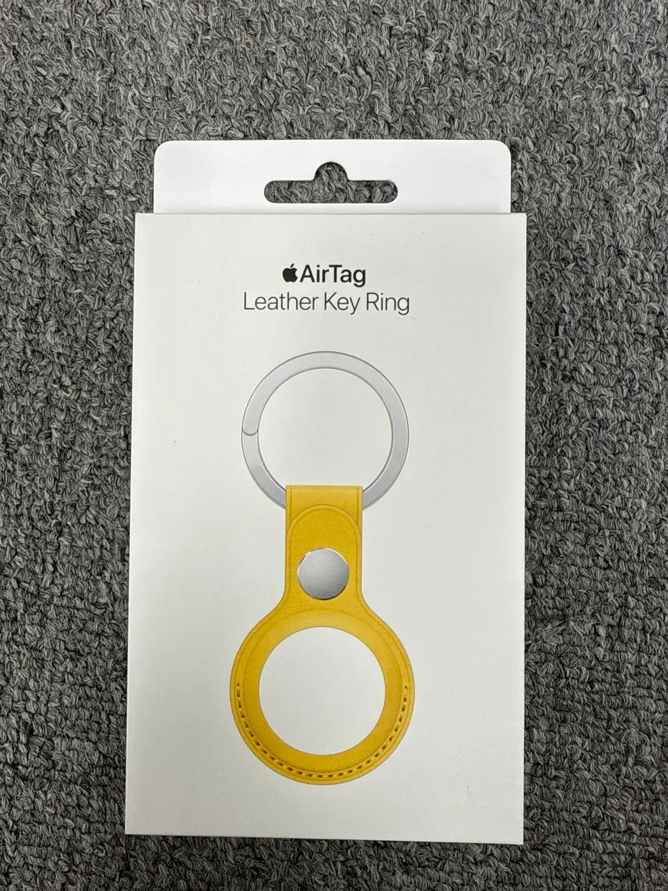 AirTag皮革钥匙扣 柠檬黄 - LiuDao AirTag stock photo 1