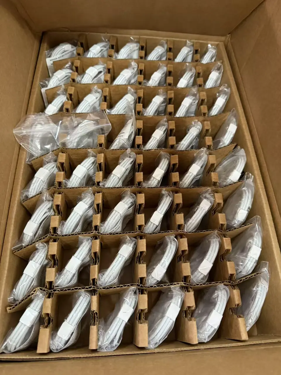 Asis-AI APPLE CABLE 1M USB-C WHITE LIGHTNING 4GN33Z/A BULK-LIGHTNING CABLE 1M USB-C WHITE INT - LiuDao accessories stock photo 1