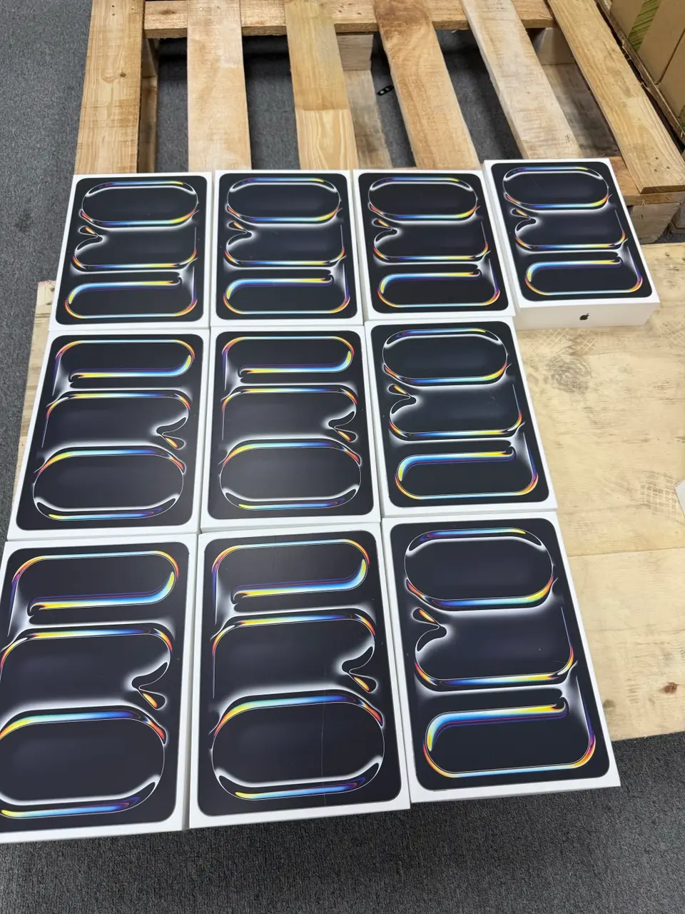 iPad Pro M4 brand new - LiuDao iPad stock photo 1