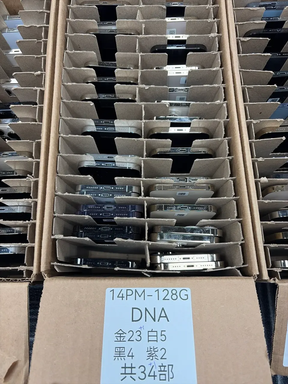 iPhone 14promax 128G DNA 34pcs - LiuDao iPhone stock photo 1