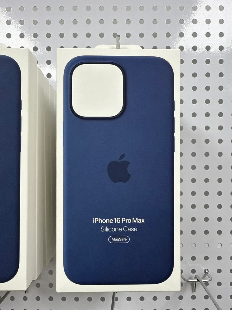 iPhone 16 Promax 硅胶保护壳 丹宁色 - LiuDao iPhone stock photo 1