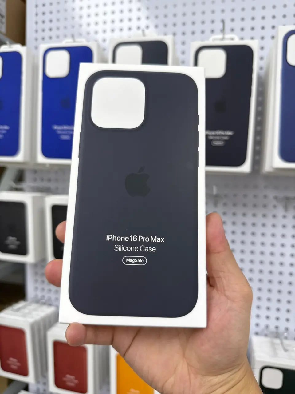 iPhone 16 Promax 硅胶保护壳 黑色 - LiuDao iPhone stock photo 1