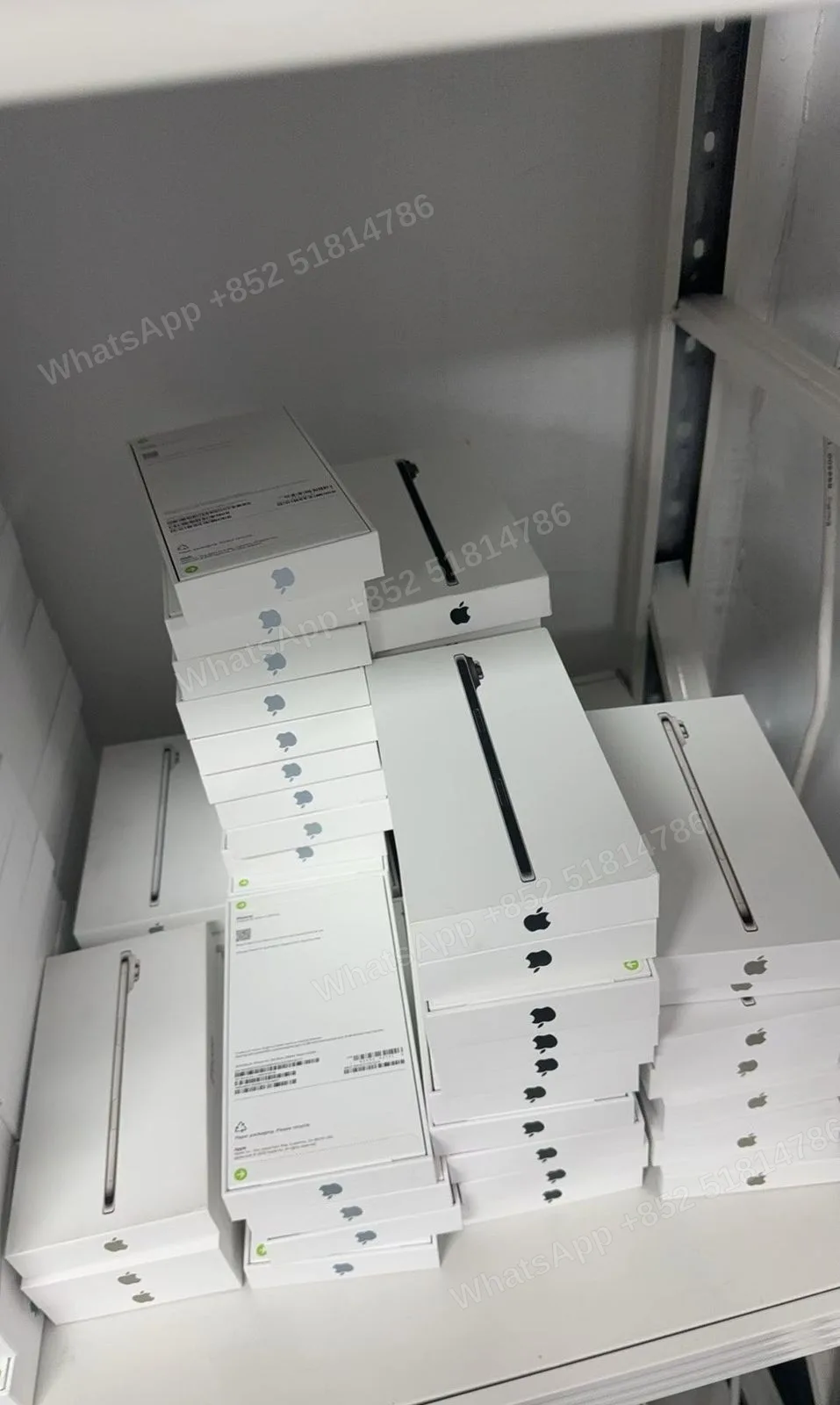 iphone air 17 256G iphone14pro 128G - LiuDao stock photo 1