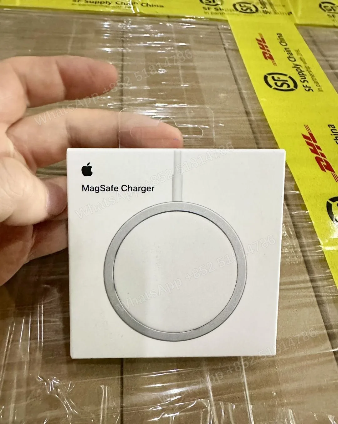 MagSafe Charger 2000pcs 📱🔌 - LiuDao stock photo 1