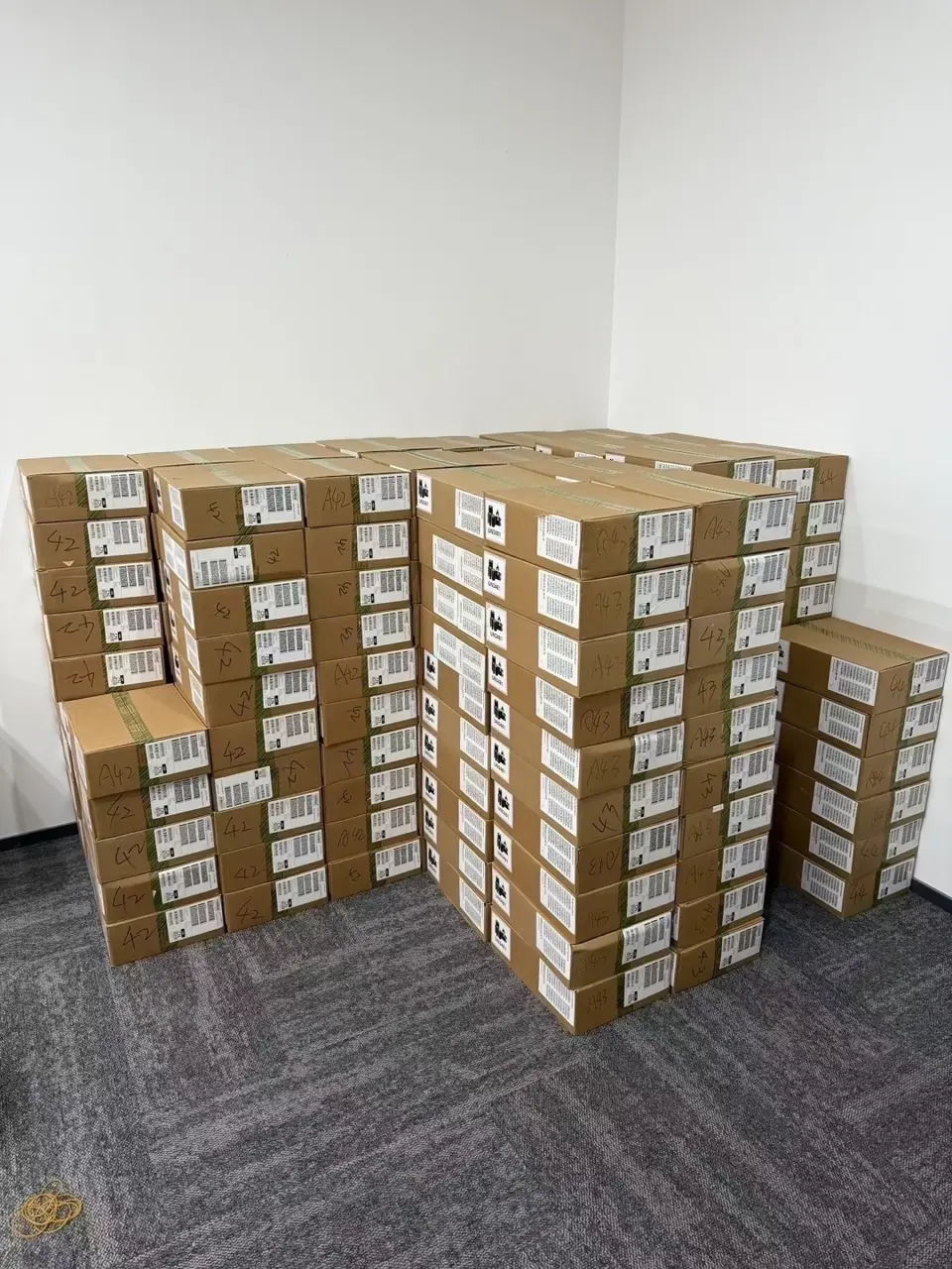 Resource devices: iPhone 16 Pro 256GB. Last stock available. Colors: white and gold. Limited stock on hand！ - LiuDao iPhone stock photo 1